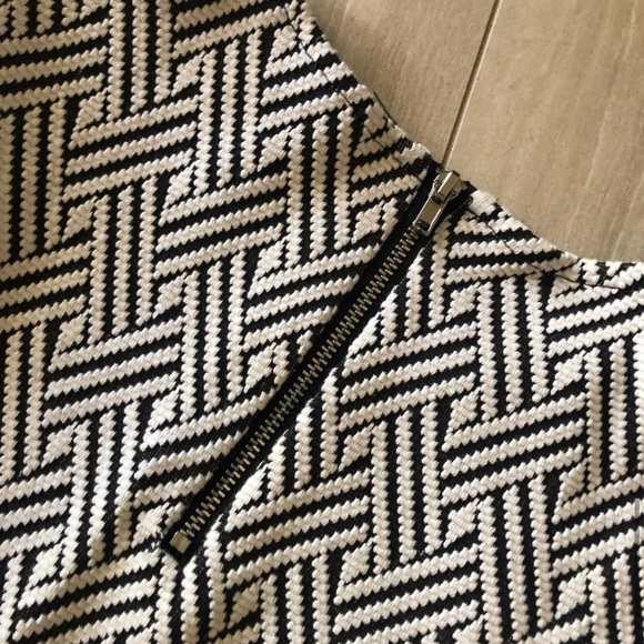 ✨ BLACK AND WHITE BODYCON H&M DRESS ✨ - Picture 6 of 7